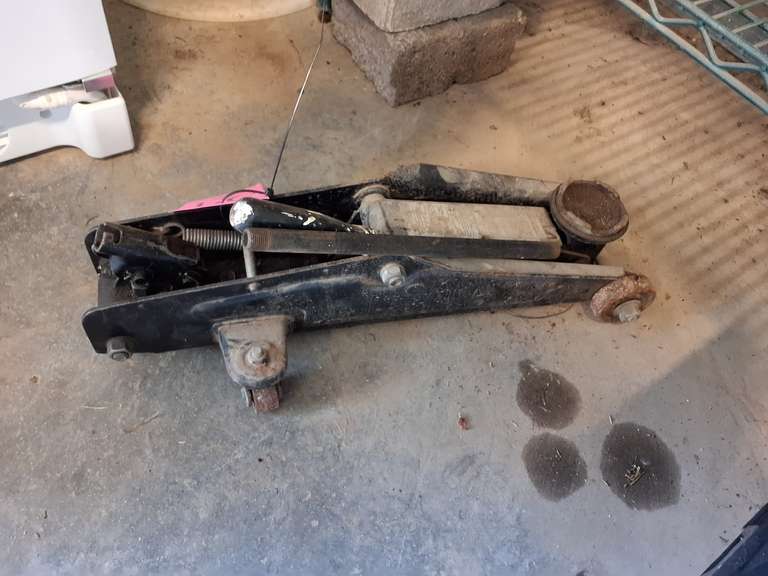 Small floor jack (missing handle) untested