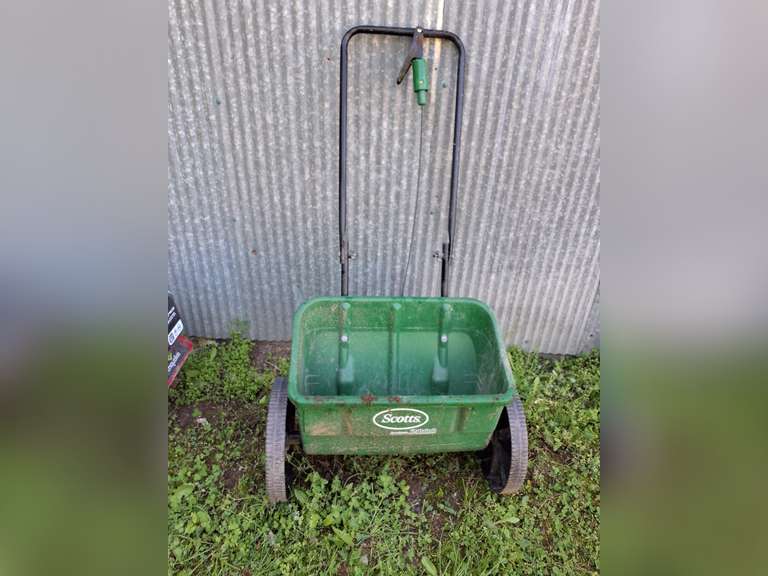 Scotts lawn seeder/spreader