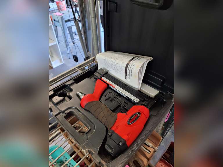 Campbell Hausfeld Iron Force 2-in-1 pneumatic Nailer/stapler with case