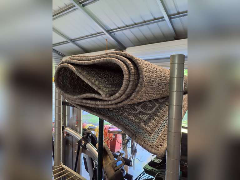 Patio rug (size unknown)
