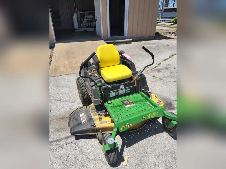 John Deere Zero turn, z-track. 48" deck, showing 422hrs, runs/works