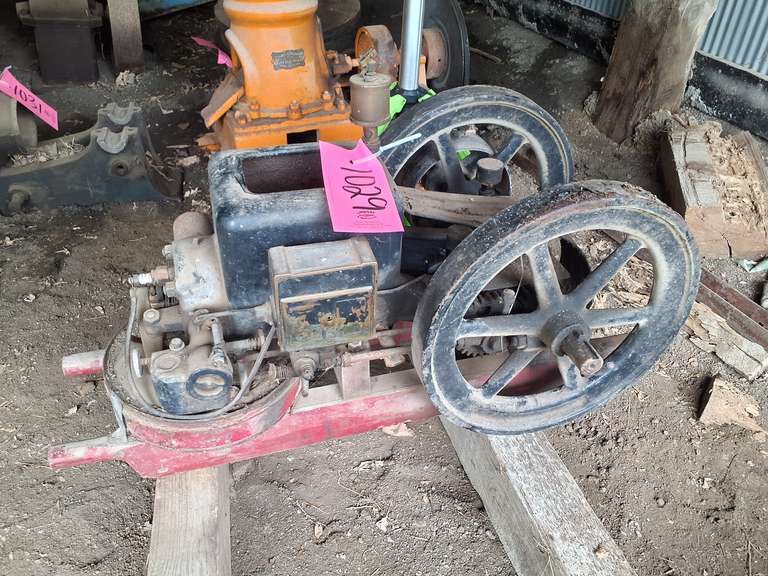 Witte hit/miss engine 16" fly wheels on stationary stand