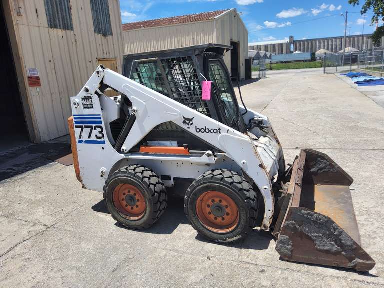 Bobcat 773, Skid Steer, showing 3051 hrs, foot controls, cab,, smooth bucket appr 67", runs/works, foam filled tires