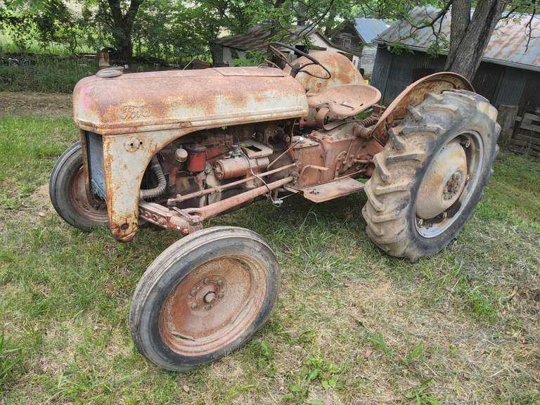 Ford 8N (RUNS) Missing 3pt arms, belt pulley mounted on PTO