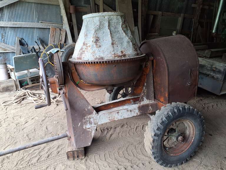 Pull behind concrete mixer (mor speed 3.5T) with hit/miss motor marked 23-19 R