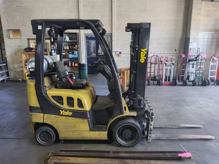 Yale appr 3650 lbs forklift, propane (mod GLC050VXNVSE083, ser# A910V20851K) runs/works, 08487 hrs showing, pwr steering, side shift, 4th handle for clamp, runs/works,  propane tank does not go,