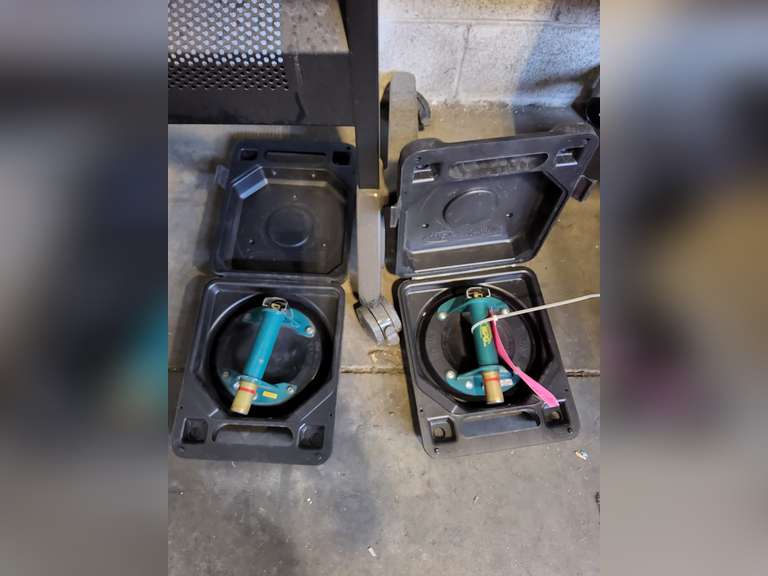 2 glass carriers, suction cups