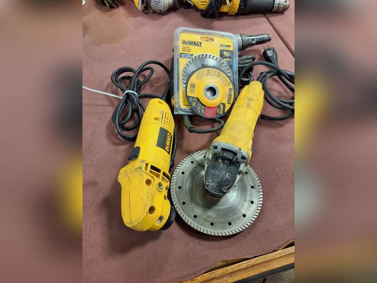 3 electric DeWalt power tools & extra blades