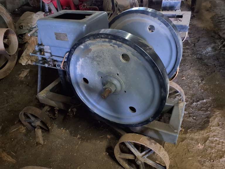 Witte 5HP hit miss engine #D91, 850 rpm, 24" fly wheels mounted on 4 wheel trolley cart