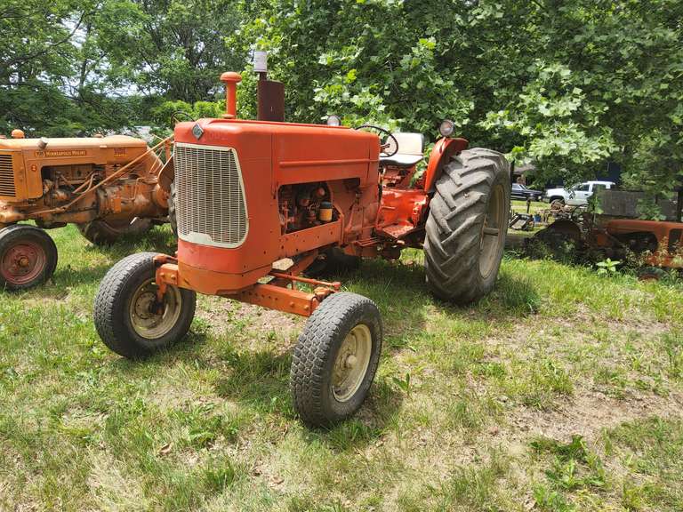 1963 Allis Chalmers D-19 (RUNS) New Engine/ Restored/ Repainted 2005/ Rear Hyds