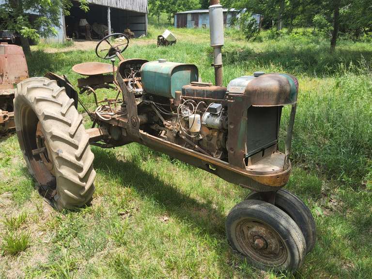 Oliver 80 Row Crop (RUNS) missing sheet metal, rear hyd