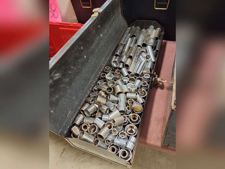 Metal tool box with (believe to be mostly Craftsman) sockets SEE PICS