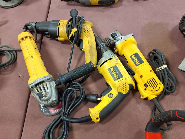4 elec. Dewalt power tools
