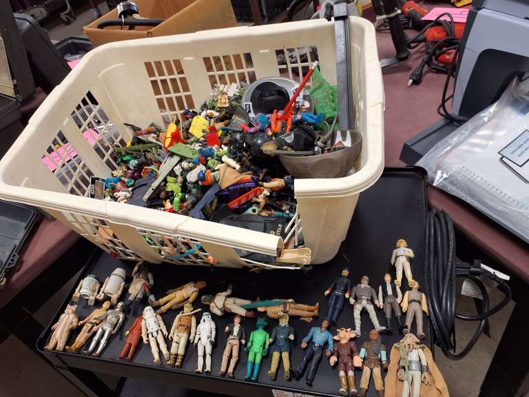 Basket of little action figures (Star Wars & others) SEE PICS (cart NOT included)