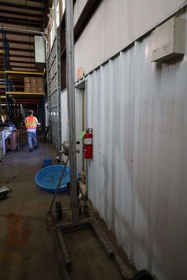 512A Manual Crank Lift