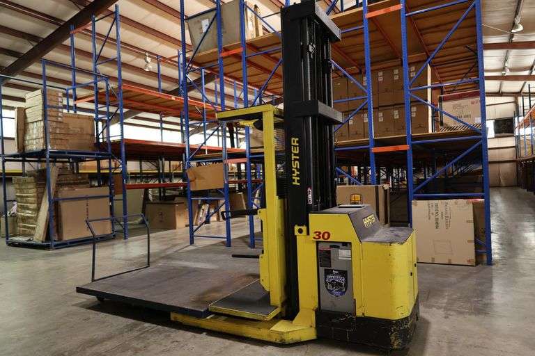 Hyster Electric Order Master R30XMA Fork Lift with Charger and Loading Platform