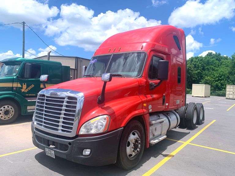 2017  FREIGHTLINER  Cascadia  3AKJGLBG7HSHY2464  Mileage:   557335.9