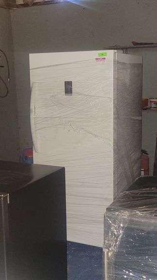 INSIGNIA 13.8 cu ft CONVERTIBLE UPRIGHT FREEZER / REFRIGERATOR