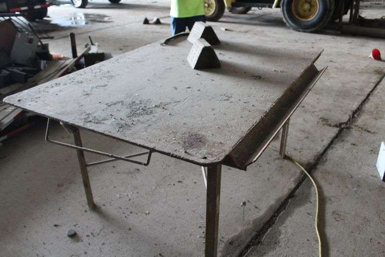 METAL TABLE 6 x 4'