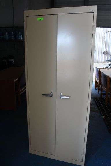 METAL CABINET/ STORAGE LOCKER