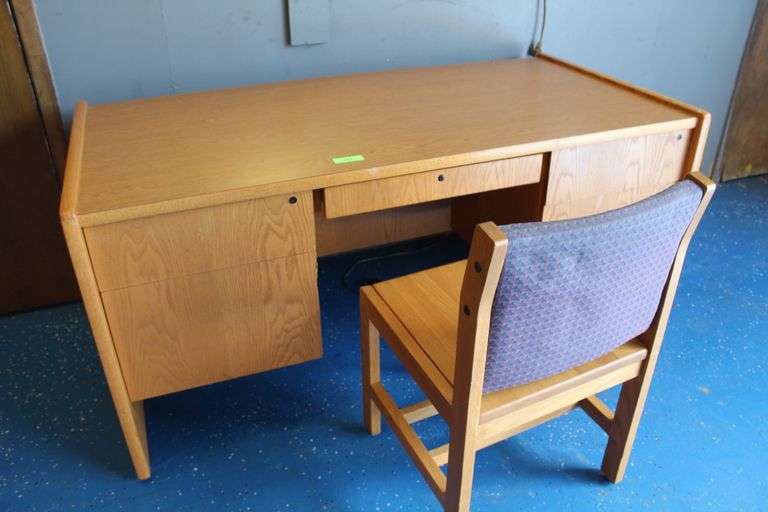 WOOD DESK / CHAIR