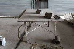 METAL TABLE 6 x 4'