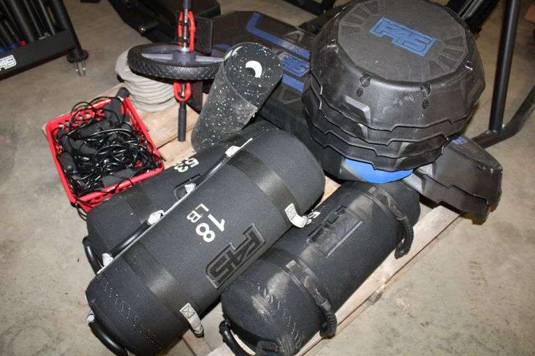 PALLET WITH MIXED LOT OF VARIOUS ITEMS (WEIGHT BAGS, AEROBIC STEPS, JUMP ROPES, AB WHEEL)