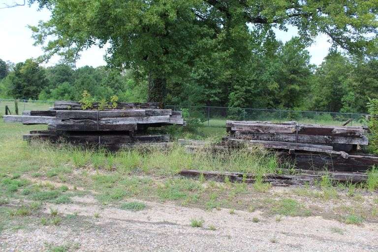 LARGE LOT OF CROSSTIES & METAL DEERSTAND