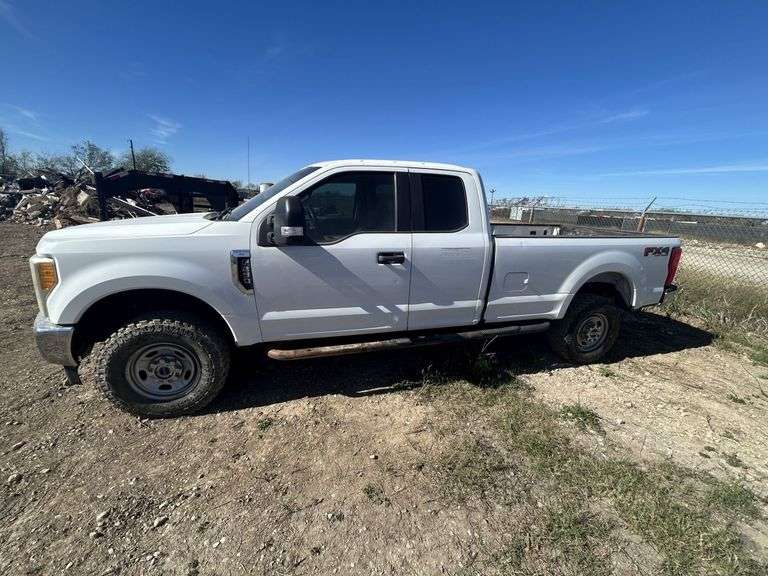 2017 Ford Superduty 4WD Gas 6.2 F250 XL Truck 1FT7X2B65HEC96350 185,965 at the time of inspect