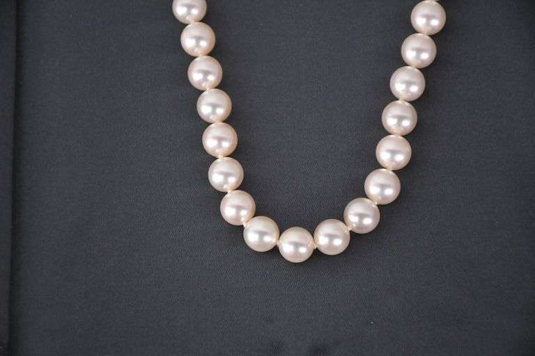 Tiffany & Co. pearl necklace with 18k white gold clasp