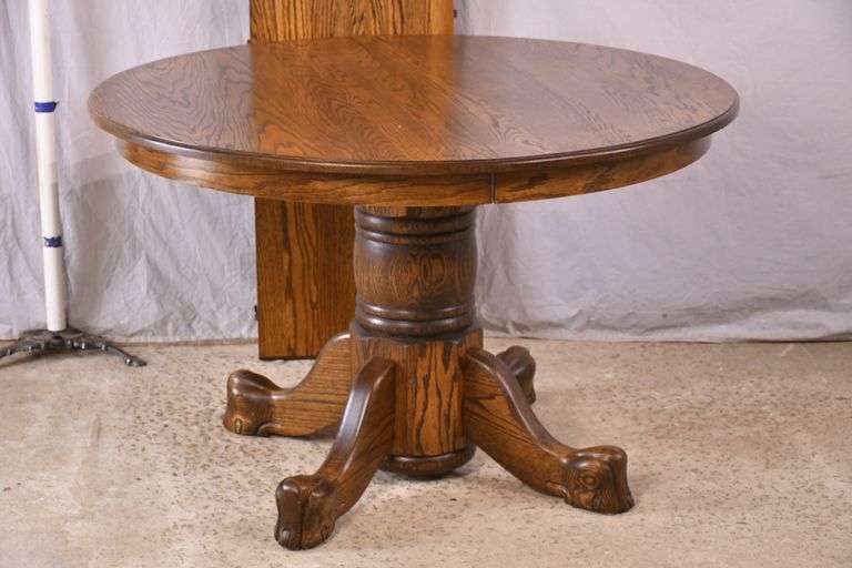 Round oak single pedestal dining table with 1 skirted leaf; 3453-045