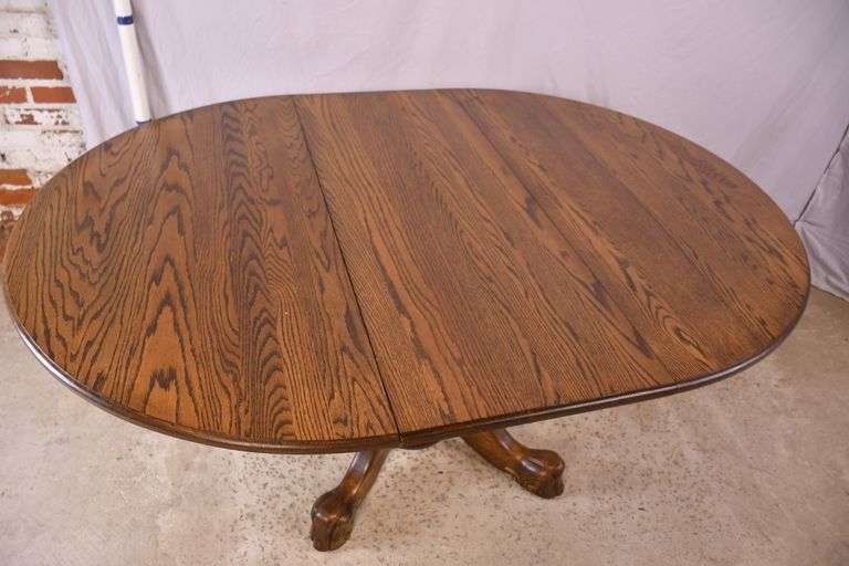 Round oak single pedestal dining table with 1 skirted leaf; 3453-045
