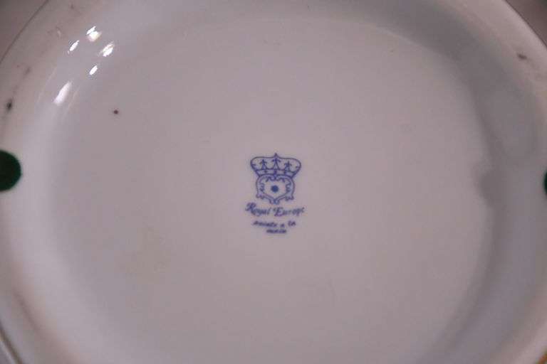 Royal Europe round porcelain vase with floral design; 15961-247