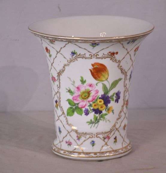 Royal Europe round porcelain vase with floral design; 15961-247