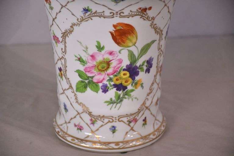 Royal Europe round porcelain vase with floral design; 15961-247