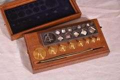 Becker Brothers balance scales in mahogany and glass single drawer case; 697-1435