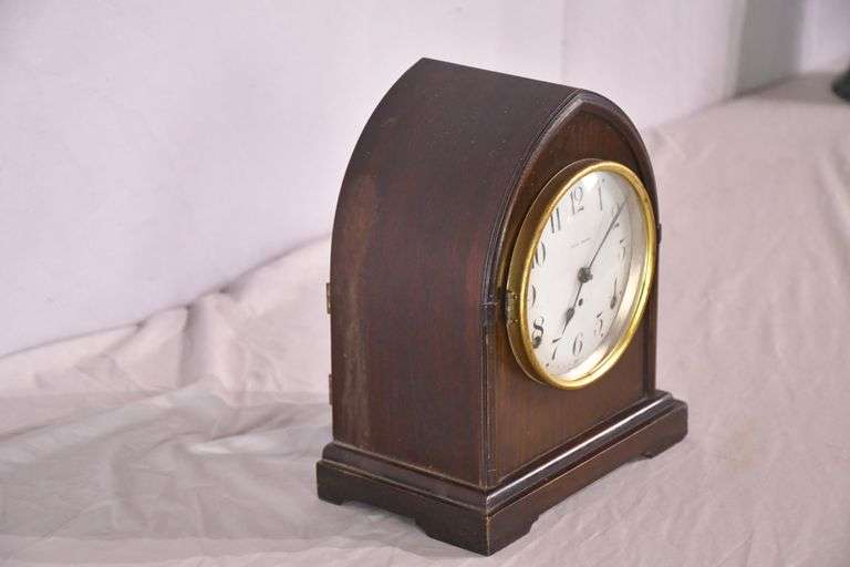 Seth Thomas clock with convex glass door and mahogany case; 6117-016
