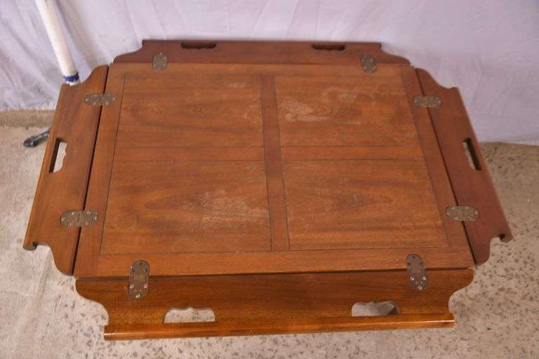 Baker mahogany butler's tray style coffee table; 1130-102