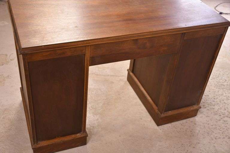 Mahogany serpentine front kneehole desk; 1148-008