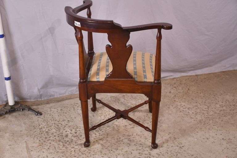 Mahogany Queen Anne style corner chair; 919-103