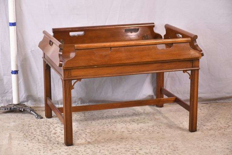 Baker mahogany butler's tray style coffee table; 1130-102