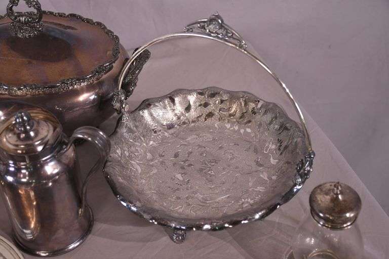Large group of miscellaneous silverplate items; 6117-050B