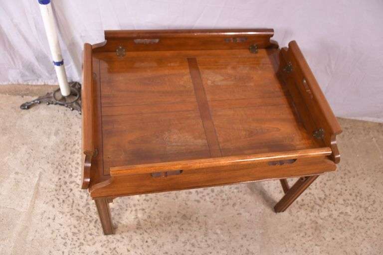 Baker mahogany butler's tray style coffee table; 1130-102