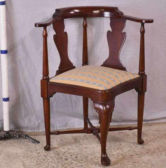 Mahogany Queen Anne style corner chair; 919-103