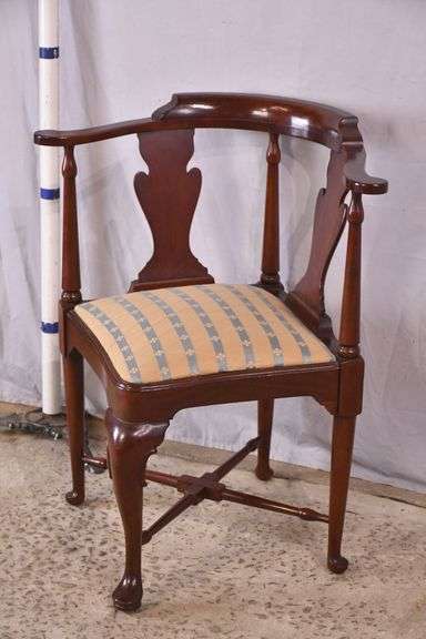 Mahogany Queen Anne style corner chair; 919-103
