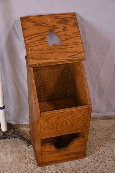 Oak lift-top stand with heart-shaped cutout; 16748-010
