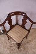 Mahogany Queen Anne style corner chair; 919-103