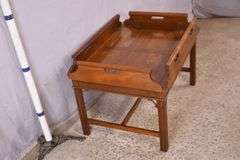 Baker mahogany butler's tray style coffee table; 1130-102