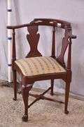 Mahogany Queen Anne style corner chair; 919-103