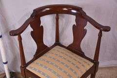 Mahogany Queen Anne style corner chair; 919-103